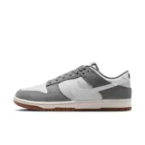 Championes Nike Dunk Bajo Retro SE, color gris y blanco, con detalles en marrón en la suela.