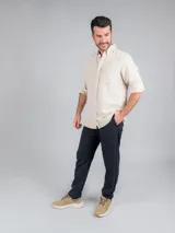 Zapatillas de cuero color beige con perforaciones en los laterales, cordones marrones, suela blanca con base marrón y tecnología Spinal.