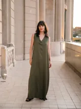 Vestido largo color marrón de seda con escote en V y corte recto.