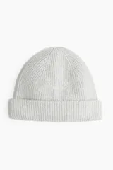Gorro de lana gris claro en punto acanalado con doblez ancho.