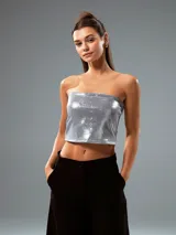 Top bandeau plateado brillante.