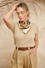 Remera de hilo fino color beige.