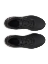 Championes de running Under Armour Charged Pursuit 4, color negro con logo blanco y suela blanca.