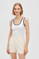 Musculosa blanca de algodón y elastano, con cuello redondo y corte relajado.