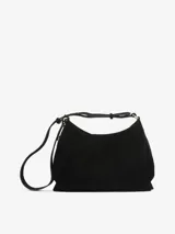 Bolso de hombro negro de cuero con flecos y tachuelas metálicas doradas y plateadas. Tiene correa ajustable y cierre de cremallera.