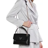 Cartera Guess modelo Daryna II, color negro, con correa de cadena dorada y logo triangular dorado en el frente.