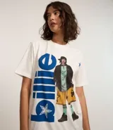 Remera blanca de algodón con estampa frontal de Billie Eilish y texto en azul.