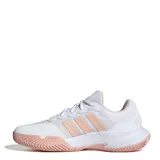 Championes deportivos Adidas Game Court 2, color blanco con detalles en rosado pálido en las tres franjas laterales, forro interior y suela exterior. Presentan una construcción de malla transpirable y refuerzos sintéticos.