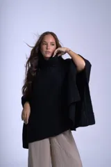Poncho polerón negro tejido con cuello alto y mangas 3/4.