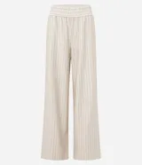 Pantalón de mujer de tiro alto, corte wide leg, color beige con finas rayas verticales en tono oscuro. Presenta cintura elástica fruncida y caída fluida.