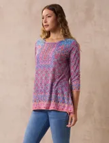 Blusa de modal estampado con cuello redondo y mangas 3/4. Tiene apliques de brillos en el frente.