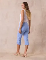 Pantalón capri de algodón a rayas azules y blancas, marca Ruby Rd. Con bolsillos simulados en la parte delantera y bolsillos aplicados en la parte trasera. Pretina ancha elastizada, corte recto y terminación de ruedo desflecado.