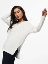 Sweater tejido color blanco con cuello en V y mangas largas.
