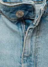 Pantalón de jean celeste de corte culotte, tiro medio, diseño crop y cinco bolsillos.