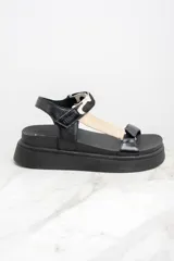 Sandalia de cuero negra con plataforma, tiras combinadas en cuero negro, cuero con estampado animal print y cuero color beige.