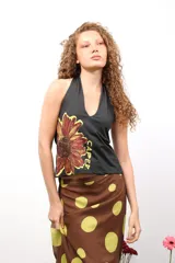 Top de lycra 100% poliéster estampado, de corte al cuello y ajuste elástico.