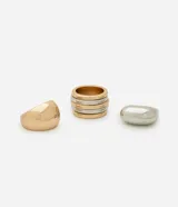 Set de tres anillos gruesos de metal con baño mixto dorado y plateado. Incluye un anillo redondo, uno cuadrado y uno con diseño mixto. Fabricados con metal reciclado.