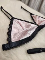 Conjunto de lencería rosa viejo de terciopelo grabado, con detalles de encaje negro y elásticos suaves.