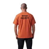 Remera color terracota con logo de la marca Rivvia estampado en el pecho.