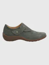 Zapato marrón de cuero con empeine cerrado y ajuste de velcro.