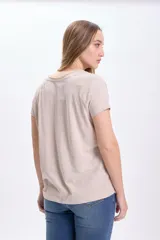 Camiseta beige de manga corta con escote en V.