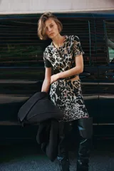 Minifalda ajustada de punto jacquard con estampado animal print en tonos beige y marrón. Presenta corte evasé y cintura con elástico oculto.