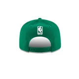 Gorro New Era verde con el logo de los Boston Celtics bordado en el frente. Diseño 9Fifty con visera plana y cierre snapback ajustable.
