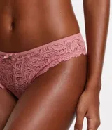 Bombacha bikini de encaje floral color celeste con lazo y dije colgante.