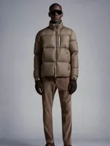 Campera con capucha oculta, rellena de plumas, color marrón, con cierre frontal y diseño acolchado.