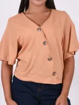 Blusa color tostado con escote en V y cierre frontal con botones.
