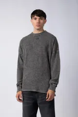 Buzo de hombre de corte oversize confeccionado en tela waffle de algodón con proceso de teñido acid en color borgoña.