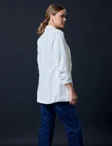 Blazer blanco en crepe, marca Dictionary. Cuello con solapa y abertura central. Delantera con bolsillos. Manga ¾ fruncida y forro interno.