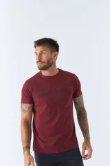 Remera color arena con cuello redondo y logo bordado en el pecho.