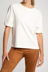 Remera color crema de algodón peinado, corte al cuerpo y mangas globo 3/4.