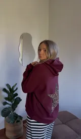 Canguro bordó de micro polar con capucha y estampado de estrella con animal print de leopardo en la espalda.