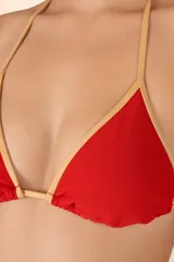 Top de bikini triángulo rojo con ribetes color crema, confeccionado en lycra texturizada y con copas removibles.
