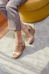 Sandalias de plataforma color lila con capellada de cuero y taco corrido cubierto de rafia.