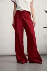 Pantalón de vestir color bordó con corte palazzo, cintura alta y lazo lateral.