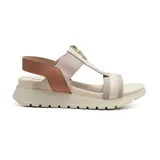 Sandalias bajas de mujer marca Korium Confort, con base color crema y tiras de tela en tonos rosa y marrón.
