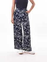 Pantalón palazzo azul marino con estampado de hojas blancas.