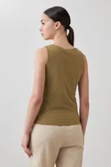 Musculosa verde oliva con escote cuadrado y costuras a la vista.