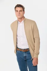 Campera tejida de algodón color azul con cierre frontal y cuello alto.