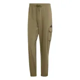 Pantalón deportivo tipo cargo de color verde oliva, con cintura ajustable con cordón y puños elásticos en los tobillos. Presenta un bolsillo cargo en el muslo derecho con el logo de Adidas en negro.
