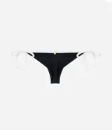 Traje de baño de dos piezas con corpiño triangular y bombacha con lazos laterales. Diseño con bloques de color en negro, blanco y marrón. La bombacha tiene efecto levanta pompis.