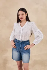 Blusa blanca de algodón 100% con diseño de bordado, de manga larga y calce al cuerpo.