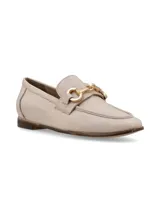 Mocasines de cuero color beige con detalle de hebilla dorada.