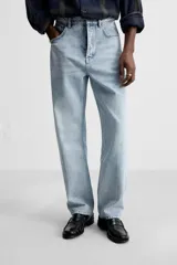 Pantalón de jean celeste de corte recto, con cinco bolsillos, efecto lavado y cierre frontal con botones.