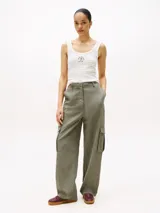 Musculosa blanca de algodón con rayas horizontales finas en color rojo y azul. Presenta cuello redondo y logo de Tommy Hilfiger bordado en el pecho.