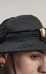 Piluso negro con cordón ajustable.
