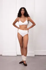 Culotte de algodón negro con faja en la cintura, diseñado para ofrecer comodidad y suave sujeción.